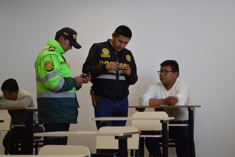 Miembros de la Policía Nacional de Perú, corroboran la identidad del postulante