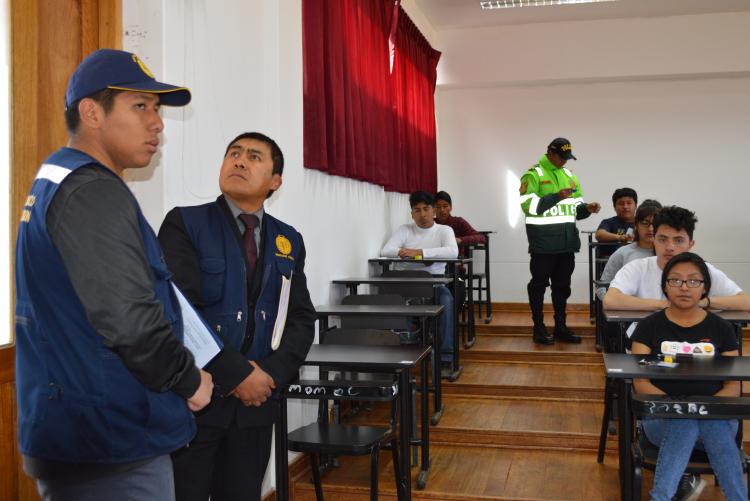Ministerio Púbico y Policía Nacional del Perú.  inspeccionan aulas.